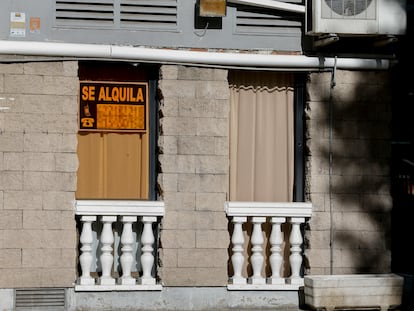 Vista de un cartel de alquiler en un piso de Madrid.