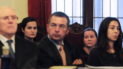 Montserrat González y Triana Martínez, en segundo plano, durante el juicio por el asesinato de Isabel Carrasco en 2016.