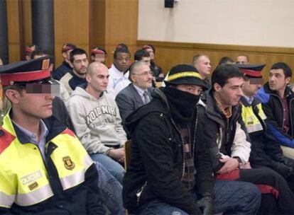 Los presos acusados del motín, ayer en el banquillo de la Audiencia de Barcelona.