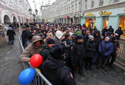 Moldavos residentes en Rusia hacen cola en un colegio electoral en el edificio de la embajada de Moldavia en Moscú para votar en la segunda vuelta de las presidenciales.
