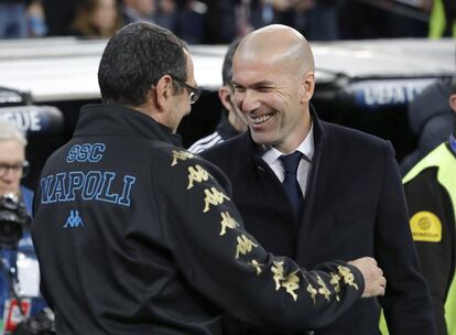 El entrenador francés del Real Madrid Zinedine Zidane (d) saluda al técnico del Nápoles Maurizio Sarri al inicio del partido de ida de los octavos de final de la Liga de Campeones.