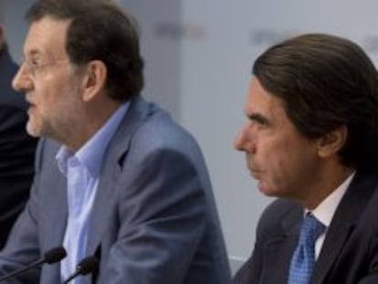 El presidente del Gobierno,Mariano Rajoy, y el ex presidente  Jos&eacute; Mar&iacute;a Aznar, en la clausura el Campus FAES hace un a&ntilde;o. 