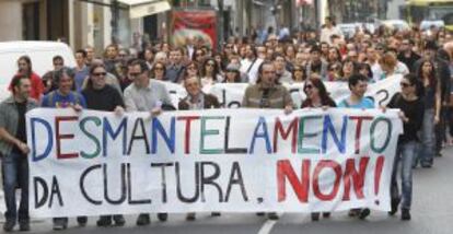 Vista de la manifestación de colectivos del teatro en Santiago, en el centro, el actor Antonio Durán Morris.