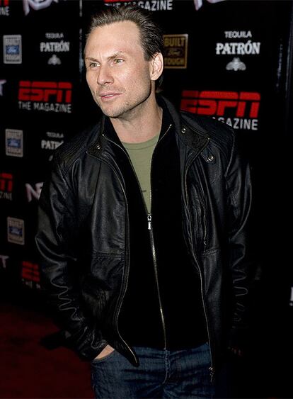 Famosos como Christian Slater no quieren perderse las numerosos fiestas que se están celebrando en Tampa (Florida) con motivo de la disputa mañana de la Super Bowl. Aunque este año la crisis también se está dejando notar en todos los actos que rodean al acontecimiento deportivo del año en EE UU. Playboy, capaz de llenar en 2008 la mansión de su propietario, Hugh Hefner, con mesas a 2.000 dólares por invitado, ha suspendido su fiesta primera vez en una década. La misma decisión la han tomado la revista The Sports Illustrated o la firma de lencería Victoria&#39;s Secret,  y otros grupos se han visto obligados, al menos, a reducir también el precio de las entradas.