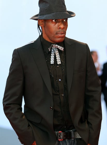 El 'rapero' estadounidense de 45 años Coolio, ganador de un premio Grammy, está entre rejas por posesión de drogas. Coolio fue detenido ayer en el aeropuerto internacional de Los Ángeles, ciudad en la que reside, cuando intentaba pasar por el control de seguridad para abordar un vuelo en posesión de sustancias estupefacientes. En la imagen, el 'rapero' posa en el Festival de cine de Venecia en 2007.
