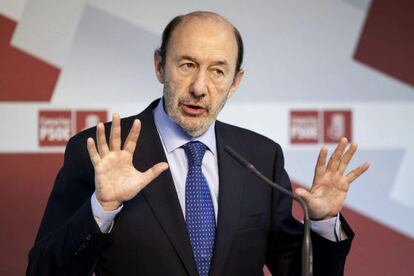 Rubalcaba speaks to the press on Thursday in Tenerife.