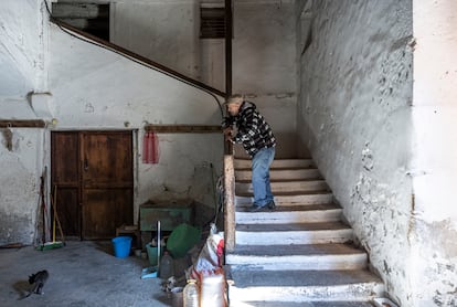 Martín Colomer, en el interior de la vivienda de la Estrella en la que residía hasta hace unas semanas con su esposa Sinforosa Sancho.
