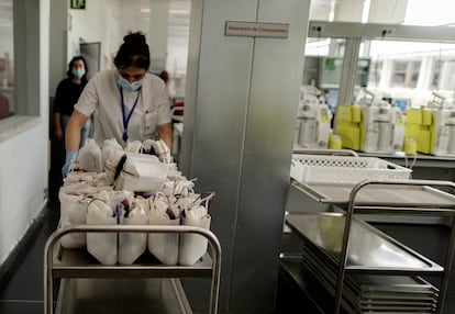 Una sanitaria transporta las bolsas de transfusión de sangre para pesarlas y posteriormente introducirlas en la centrifugadora para separar sus componentes en el Centro de Transfusión de la Comunidad de Madrid.