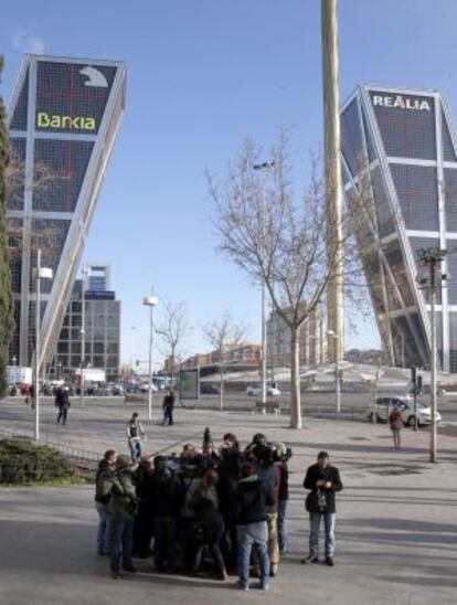 Los periodistas abordan a los abogados de las familias en los juzgados de plaza de Castilla.