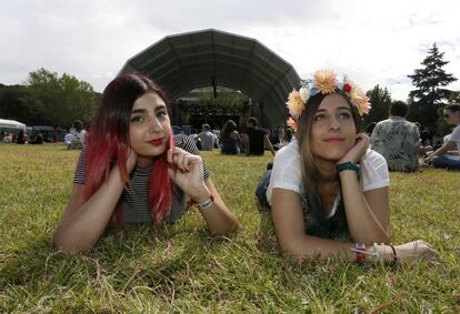 Marta y Laura, de 20 y 22 años, han venido desde León y no dudan de que aguantarán en el recinto hasta que la organización las eche, total, hasta el domingo a mediodía no tienen el bus de vuelta a su ciudad. “Queremos ver a Izal, Supersubmarina, Vaccines...”.