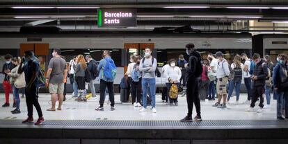 Viajeros en uno de los andenes de la estación barcelonesa de Sants.