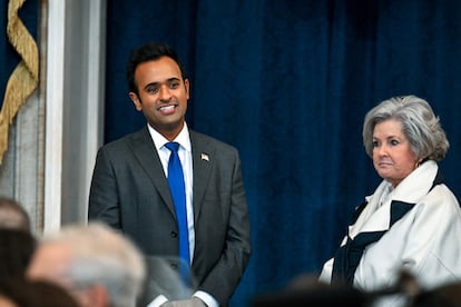 Vivek Ramaswamy, este lunes en el Capitolio, antes de la toma de posesión de Trump. A su izquierda, Susie Wiles, nueva jefa de gabinete de la Casa Blanca.