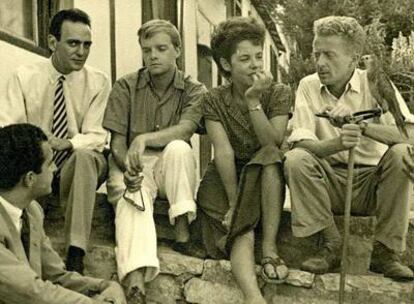 De derecha a izquierda, el matrimonio Bowles, Paul y Jane; Truman Capote y otros dos amigos en Tánger.