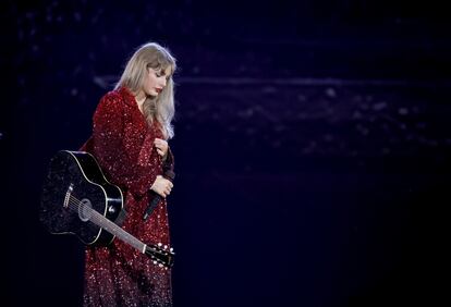 Taylor Swift, durante la interpretación de su tema 'All Too Well' en el primer concierto celebrado en el BC Place de Vancouver, Canadá, el 6 de diciembre de 2024, durante la gira 'The Eras Tour'.