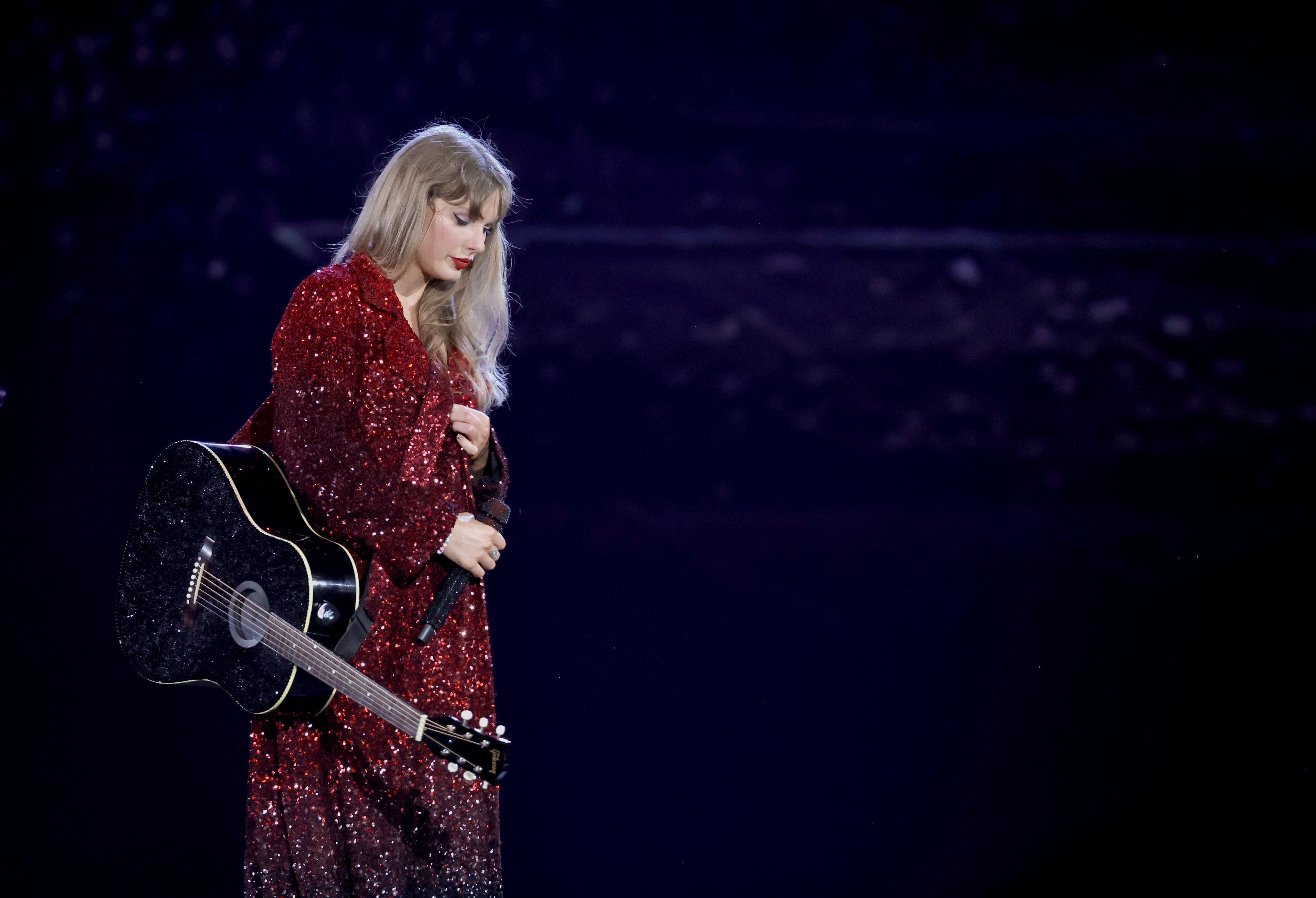 Taylor Swift, durante la interpretación de su tema 'All Too Well' en el primer concierto celebrado en el BC Place de Vancouver, Canadá, el 6 de diciembre de 2024, durante la gira 'The Eras Tour'. Taylor Swift, durante la interpretación de su tema 'All Too Well' en el primer concierto celebrado en el BC Place de Vancouver, Canadá, el 6 de diciembre de 2024, durante la gira 'The Eras Tour'.