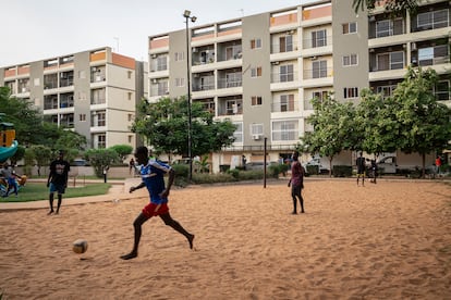 Un grupo de jóvenes juega al fútbol en SD City. 