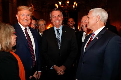 Fábio Wajngarten (de óculos) atrás de Trump. Na imagem registrada pelo fotógrafo do Planalto, estão Jair Bolsonaro, o vice dos EUA, Mike Pence, o deputado Eduardo Bolsonaro e outras autoridades.