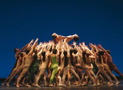 Escena de <i>Canción del compañero errante,</i> de Mahler, con coreografía de Maurice Béjart, durante un ensayo.
