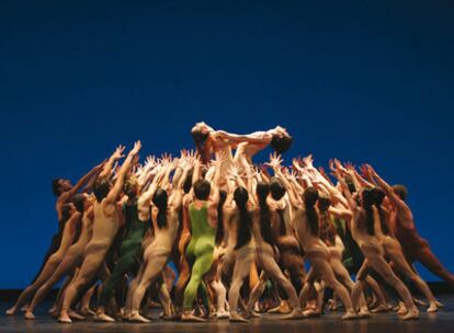 Escena de <i>Canción del compañero errante,</i> de Mahler, con coreografía de Maurice Béjart, durante un ensayo.