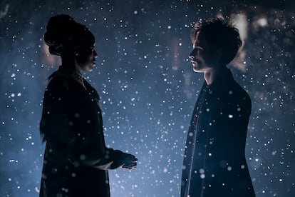 Umulisa Gahiga y Tom Sturridge como Morfeo, en la segunda temporada de 'Sandman'.