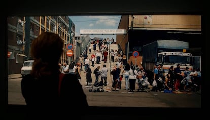 'La rampa del mercado semanal del Besòs', de la serie 'Barcelona vista del Besòs', de Patrick Faigenbaum (2002), que puede verse en la exposición de Caixaforum.
