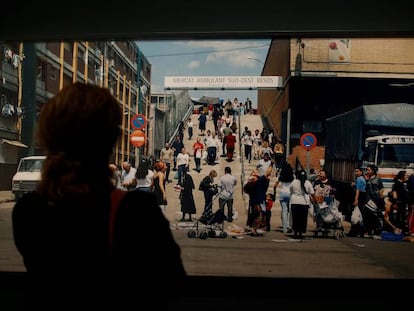 'La rampa del mercat setmanal del Besòs', de la sèrie 'Barcelona vista des del Besòs', de Patrick Faigenbaum (2002), que es pot veure a l'exposició de CaixaForum.