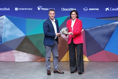 Juan Luis González Maroto, director del Negocio de Agua de Pascual, y María Luisa Martínez Gistau, directora de Comunicación y RRII de CaixaBank, durante la entrega del trofeo a la compañía por su iniciativa ‘Compromiso Bezoya’. “Este ha sido un año importante e ilusionante, y acabar este 50 aniversario de Bezoya recibiendo este reconocimiento es un broche de oro”.