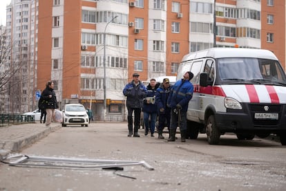 Trabajadores municipales cerca de un apartamento dañado por un ataque con dron ucranio en Sapronovo, este jueves.