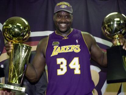 O' Neal en el 2001 con los trofeos de mejor jugador de la final de la NBA.