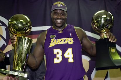 O' Neal en el 2001 con los trofeos de mejor jugador de la final de la NBA.