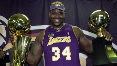 O' Neal en el 2001 con los trofeos de mejor jugador de la final de la NBA.