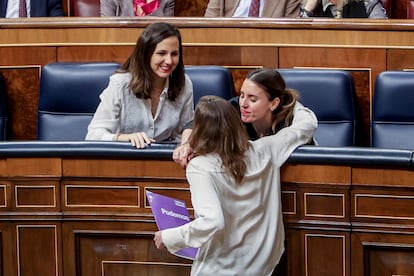 La ministra de Derechos Sociales y Agenda 2030, Ione Belarra (i), la diputada Lucía Muñoz (c), y la ministra de Igualdad, Irene Montero (d), durante una sesión plenaria en el Congreso de los Diputados, a 7 de marzo de 2023, en Madrid (España). 