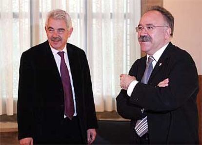 Pasqual Maragall (izquierda) y Josep Lluís Carod, en el Palau de la Generalitat.