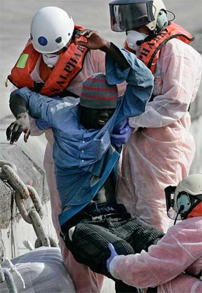 Un inmigrante es atendido en el puerto de Los Cristianos (Tenerife).