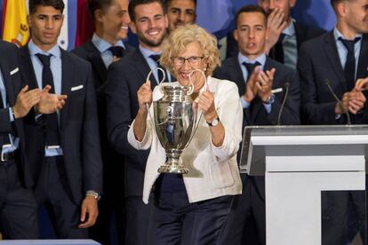 La alcaldesa de Madrid, Manuela Carmena, durante la visita del Real Madrid al Ayuntamiento de Madrid.