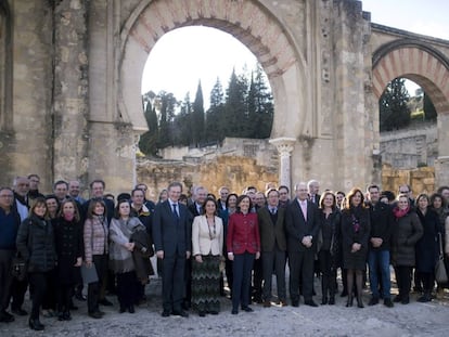 Los miembros del Consejo de Patrimonio Histórico Español posan ante la ciudad palatina de Medina Azahara.