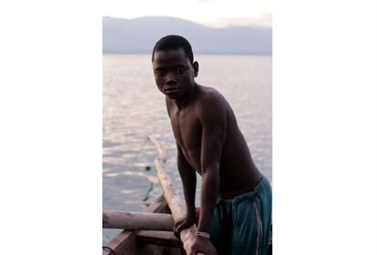 Deniss tiene 14 años. Hace tiempo que tuvo que abandonar la escuela. Sus padres están refugiados en Tanzania pero él vive con su abuela. Ahora su familia más cercana es la flotilla comandada por Olivier.