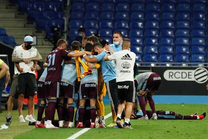 Si en alguna doctrina se han tenido que entrenar los aficionados celtiñas ha sido la de mantener la fortaleza ante la cercanía del abismo. Al igual que en 2019, los gallegos tuvieron que esperar hasta la última jornada para sellar su permanencia en LaLiga Santander con un componente más de sufrimiento, si cabe, ya que finalizado su partido quedaron a la expectativa de un posible gol del CD Leganés que les hubiera abocado al descenso. De ahí las lágrimas, los llantos, de esos estoicos que una vez alcanzado su objetivo sí dejaron abrir todas esas emociones contenidas.