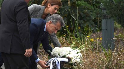 Mauricio Macri con su esposa, depositando flores en el lugar del atentado