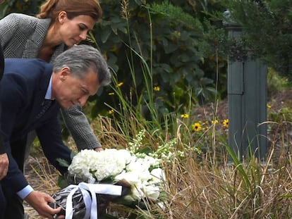 Mauricio Macri con su esposa, depositando flores en el lugar del atentado