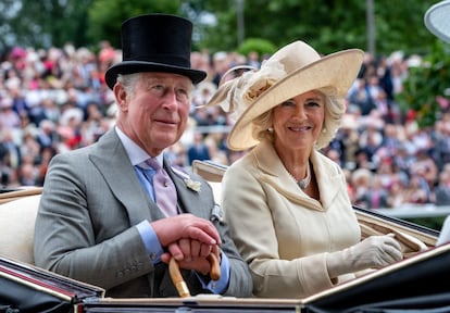 El Príncipe Charles, Príncipe de Gales y Camilla, junto con la duquesa de Cornualles, durante la primera jornada de la Royal Ascot 2018.