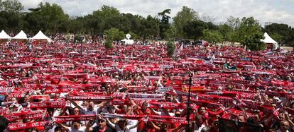 Miles de aficionados del Sevilla toman Madrid con motivo de la final de la Copa del Rey ante el Barcelona y se concentraron en las zonas turísticas del centro de la capital y en la zona reservada a su afición en el Parque de San Isidro, junto al Vicente Calderón, en medio de un ambiente festivo.