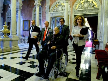 Iñaki Azkuna acuda al pleno en silla de ruedas, junto a su equipo de gobierno.