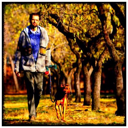 El artista Daniel Canogar, paseando con su perra Lluvia por el parque La Quinta de los Molinos.