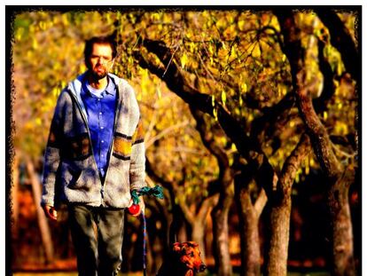El artista Daniel Canogar, paseando con su perra Lluvia por el parque La Quinta de los Molinos. 