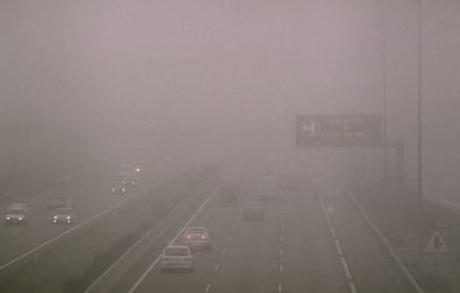 Espesa niebla en el kil&oacute;metro 22 de la A-6.