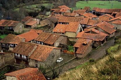 Única población incluida en el parque natural Saja-Besaya, en una pequeña vega del río Argoza, es un buen ejemplo de aldea montañesa compacta, con casas de mampostería donde los muros medianeros sobresalen en la primera planta a partir de ménsulas en 's' para cobijar la solana (espacio para secar el cereal, necesario por la llegada del maíz). www.turismodecantabria.com