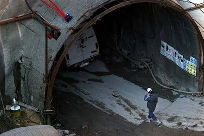 Entrada al túnel del metro de la línea 5 en el barrio del Carmel de Barcelona.