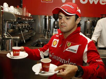 Felipe Massa, piloto de Ferrari, también se ha puesto a servir cafés.