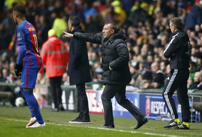 El entrenador del Celtic Brendan Rodgers da instrucciones a sus jugadores.